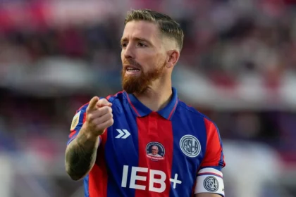 Iker Muniain, con logo en homenaje a la muerte del Papa Francisco, durante el partido contra Rosario Central