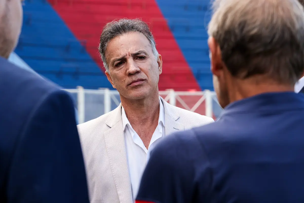 Cumbre en San Lorenzo: Navarro, presente en el entrenamiento previo a Central 1 Néstor Navarro se presentó en la Ciudad Deportiva para conocer al plantel y charlar con el cuerpo técnico