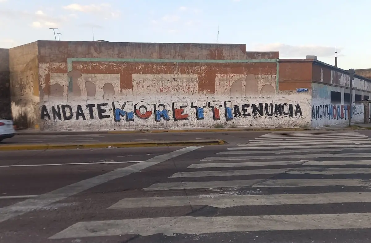 Clima tenso en San Lorenzo: pintadas contra Moretti en los alrededores del Nuevo Gasómetro 1 Los hinchas exigen la renuncia de Marcelo Moretti