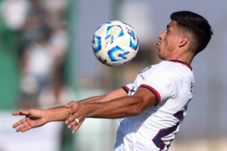 Alexis Cuello intentando bajar una pelota con el pecho en Junín