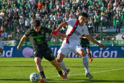 Gastón Hernández marcando en el partido con Sarmiento