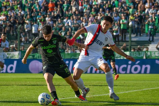Gastón Hernández marcando en el partido con Sarmiento