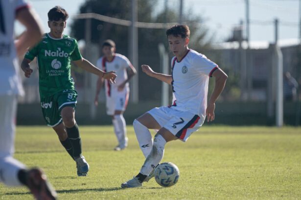 Agustín Ladstatter en el partido con Sarmiento