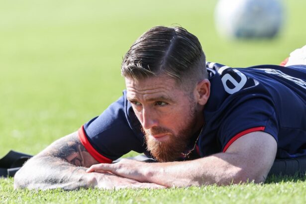 Iker Muniain en el calentamiento previo al partido de San Lorenzo contra Sarmiento de Junín