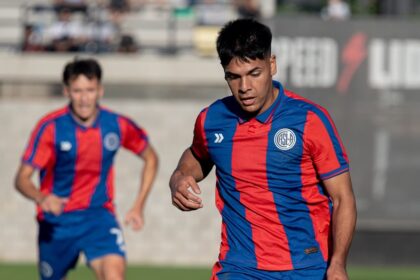 Nahuel Arias disputando un partido en la Reserva