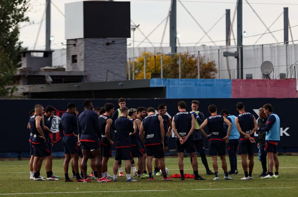 San Lorenzo corrió a la AFA y avisó que pagó los sueldos con "recursos genuinos" 1 El plantel de San Lorenzo antes de un entrenamiento en la Ciudad Deportiva