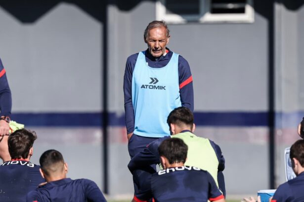 Russo en la práctica del Ciclón hablando con sus jugadores