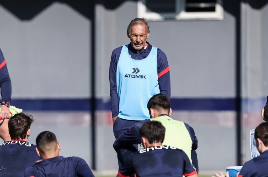 Russo en la práctica del Ciclón hablando con sus jugadores