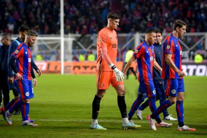 Aplausos al equipo luego de la eliminación