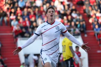 Vombergar en su debut: gol y victoria ante Argentinos en La Paternal