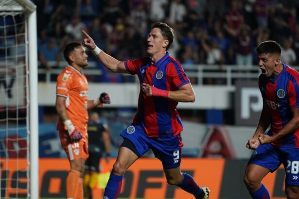 Andrés Vombergar festejando su gol contra Platense