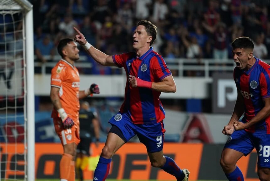 Andrés Vombergar festejando su gol contra Platense