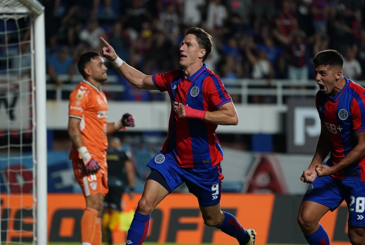 Andrés Vombergar festejando su gol contra Platense