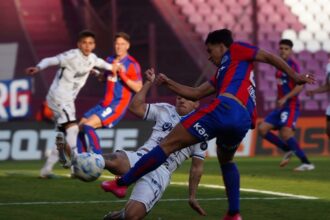 Alexis Cuello en un intento frente a Quilmes