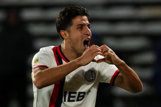 Cuello festejando su gol en Córdoba