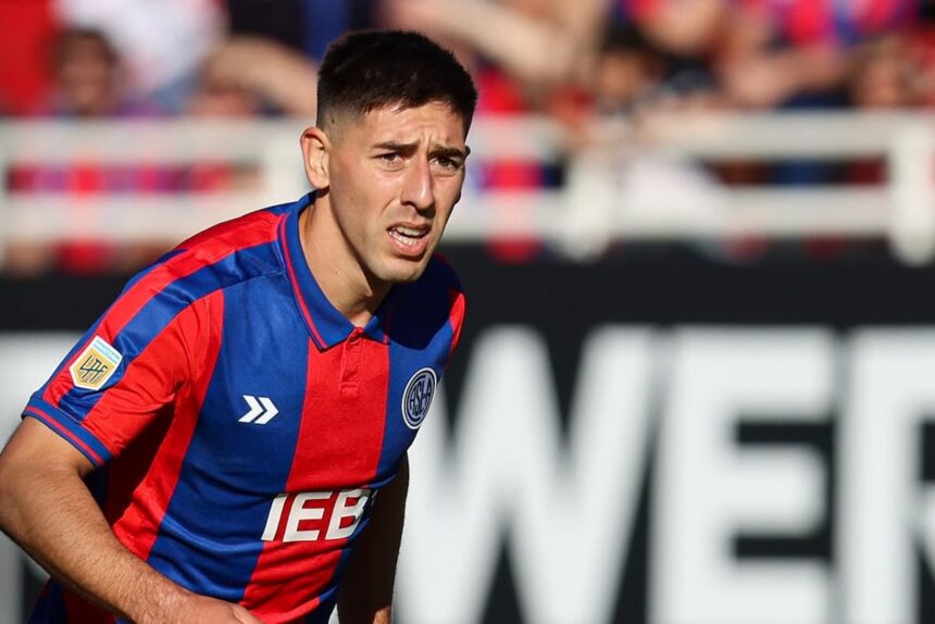 Gastón Hernández en el partido contra Gimnasia