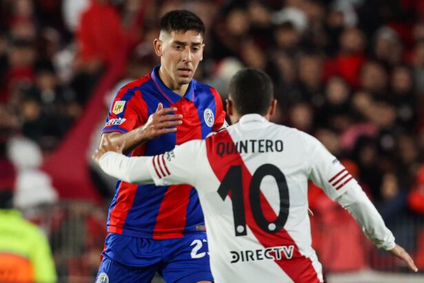 Hernández en el clásico contra River en el Monumental