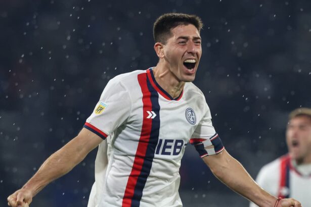 Gastón Hernández festejando el gol vs. Talleres