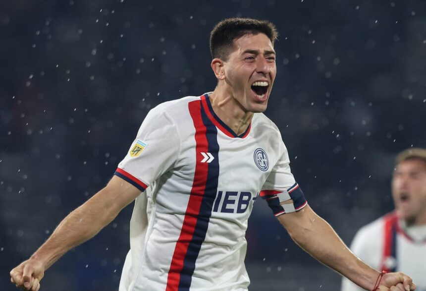 Gastón Hernández festejando el gol vs. Talleres