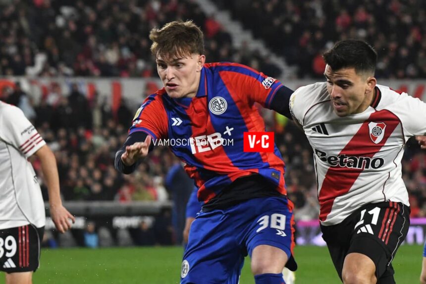 Ignacio Perruzzi en cancha de River, peleando con el Huevo Acuña