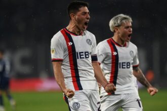 Gastón Hernández festejando el gol vs. Talleres