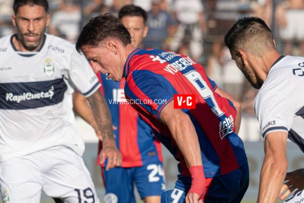 Vombergar en una jugada del partido con Gimnasia por el Torneo Apertura 2025
