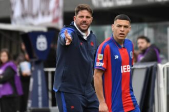 Ayude durante el partido con Platense