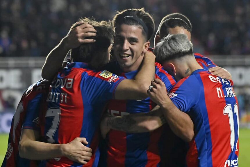 Cuello festejando el gol contra Vélez