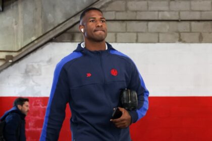 Romaña llegando a la cancha de Morón