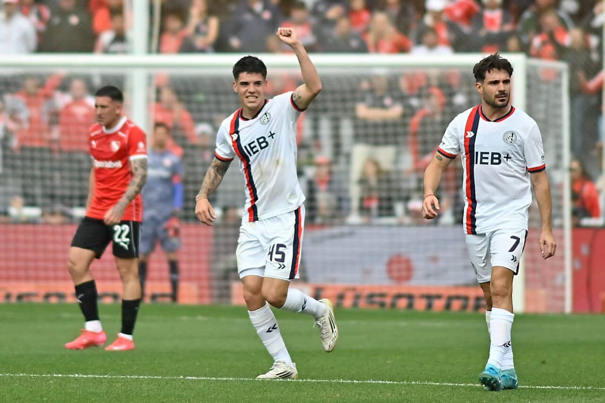 Facundo Gulli festejando el gol contra Independiente