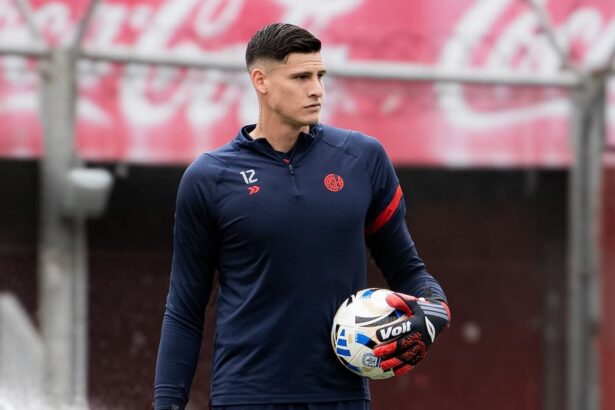Orlando Gill en el precalentamiento del clásico con Independiente