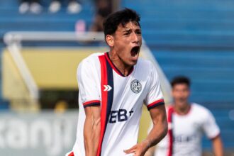 Golazo de Alan Salas, de chilena, ante Rosario Central