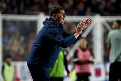 Damián Ayude en el partido con Riestra