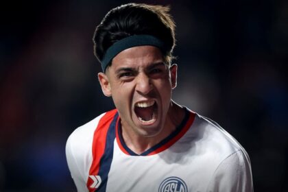 Cuello en pleno festejo: marcó el 1-0 de San Lorenzo ante Riestra