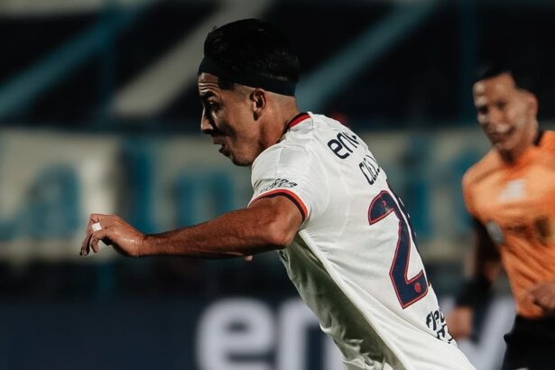 Cuello en el partido con Atlético Tucumán