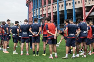 Los jugadores de San Lorenzo en la práctica escuchando a Ayude