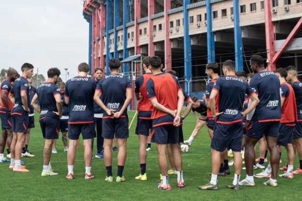 Los jugadores de San Lorenzo en la práctica escuchando a Ayude