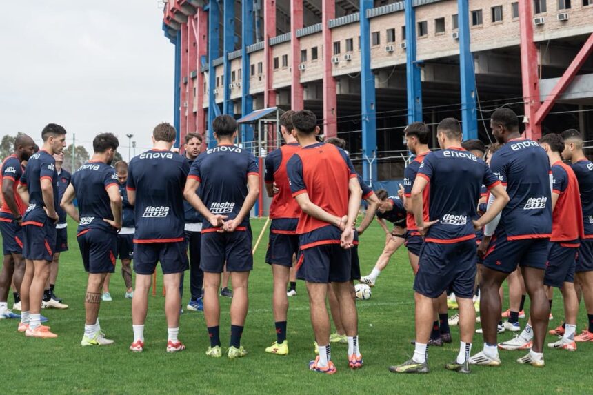 Los jugadores de San Lorenzo en la práctica escuchando a Ayude