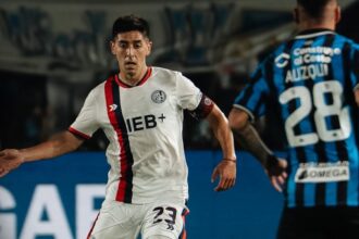 Gastón Hernández en el partido con Atlético Tucumán
