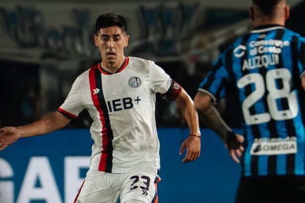 Gastón Hernández en el partido con Atlético Tucumán