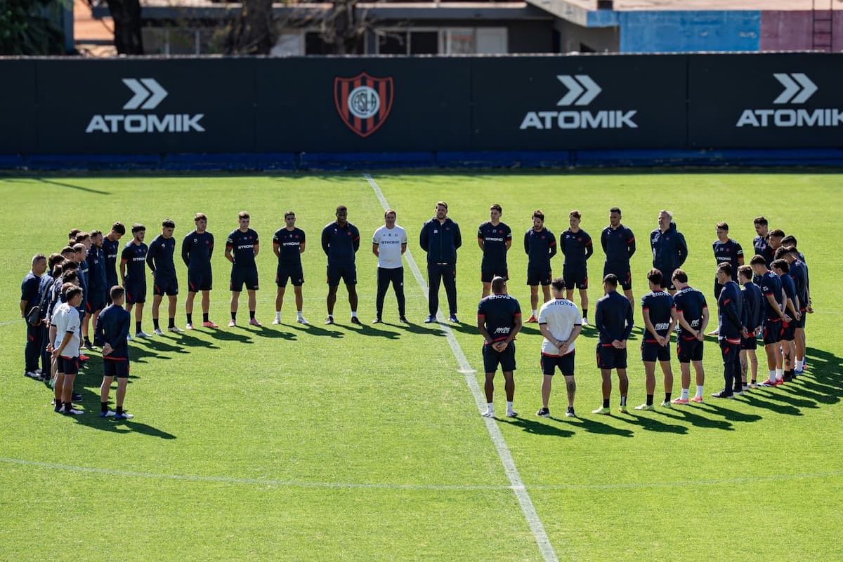 El sentido minuto de silencio de los jugadores de San Lorenzo por Miguel Ángel Russo 1 Minuto de silencio a Miguel Ángel Russo