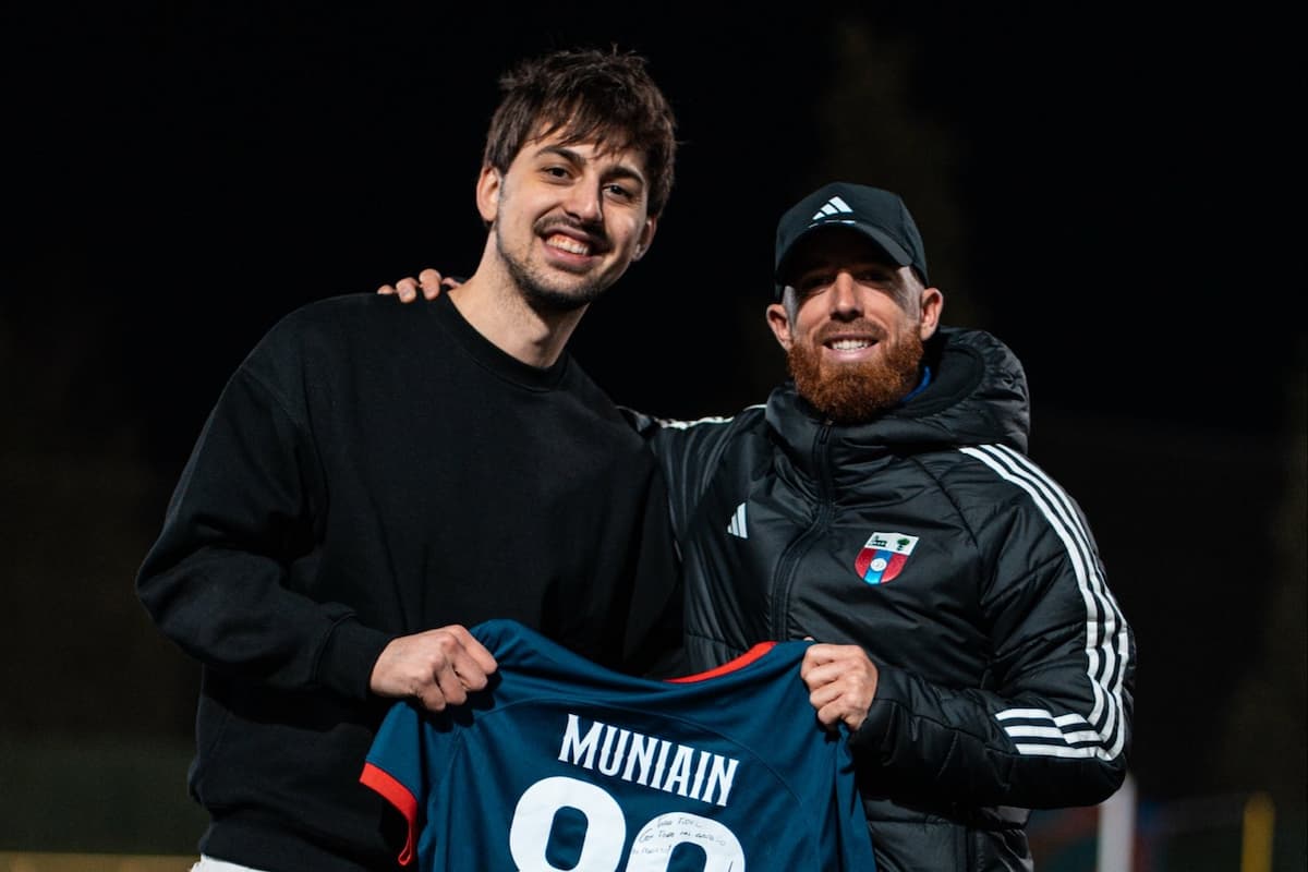 Iker Muniain no se olvida de San Lorenzo: el gesto con un cuervo en España 1 Iker Muniain y su encuentro con un hincha de San Lorenzo