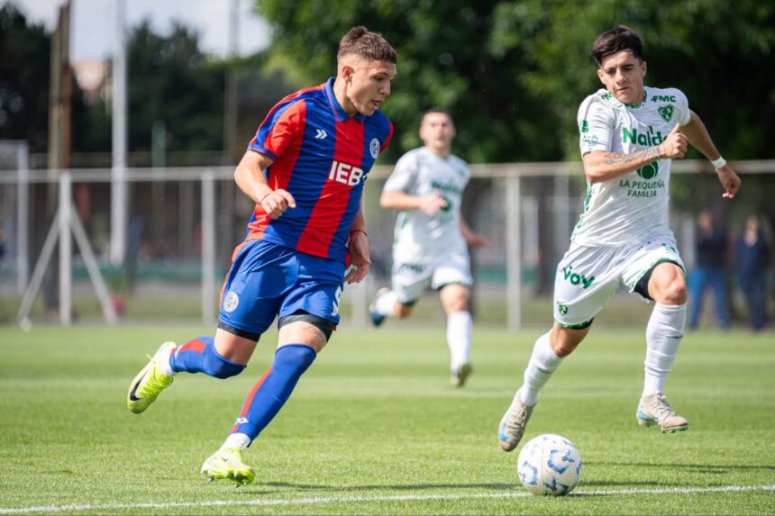 Branco Salinardi jugando para la Reserva de San Lorenzo