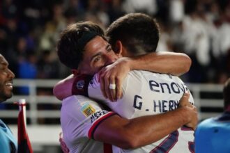 Cuello y Hernández festejando contra Riestra