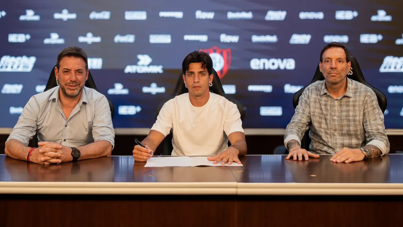 Alexis Cuello regularizó su situación contractual