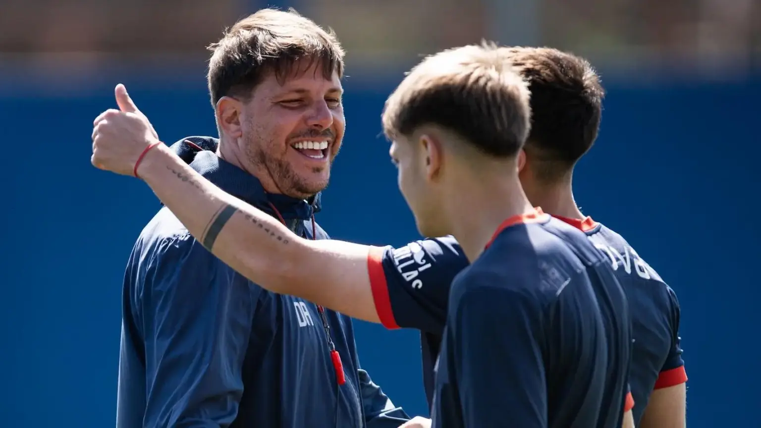 Sonríe Ayude: San Lorenzo suma su primer refuerzo del mercado de pases 1 Ayude a pura risa en la práctica de San Lorenzo