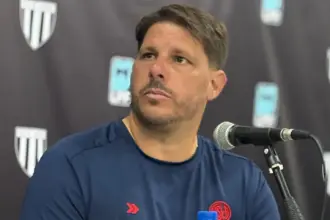 Damián Ayude en el partido de San Lorenzo con Gimnasia de Mendoza
