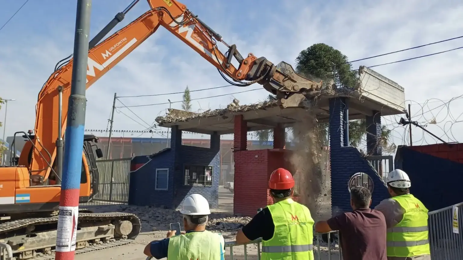 San Lorenzo avanza con obras en la Ciudad Deportiva y renueva el acceso de Varela 1 Obras en el acceso de Avenida Varela a la Ciudad Deportiva