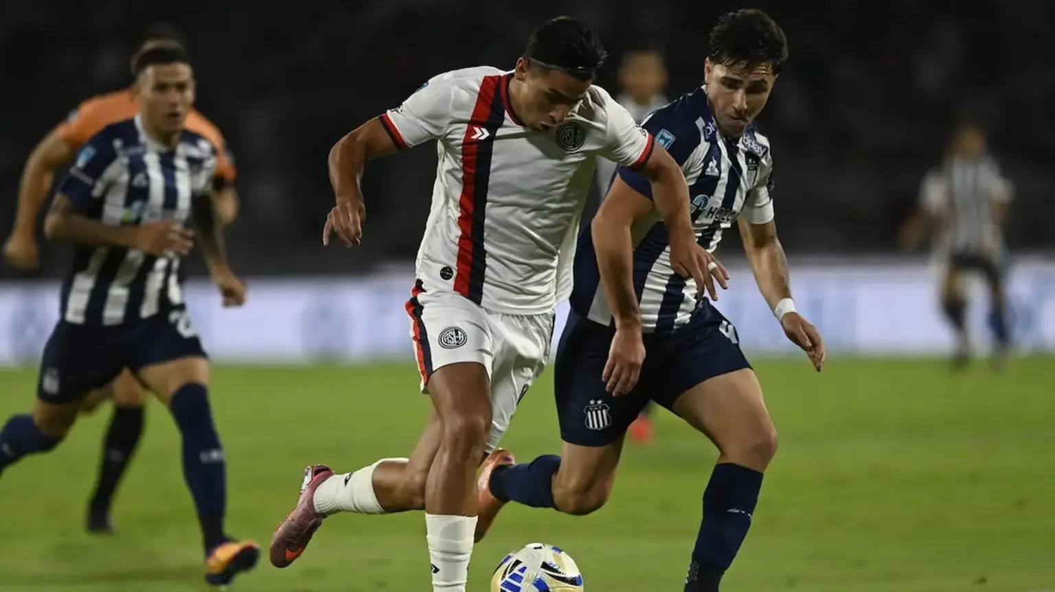 “Nos vamos con una sensación positiva”: Cuello habló del empate con Talleres y su futuro 1 Alexis Cuello en el partido de San Lorenzo contra Talleres