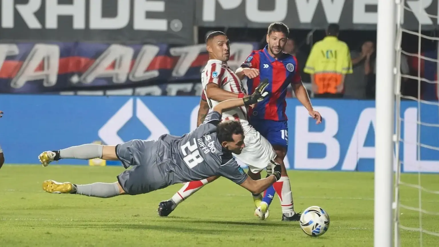 San Lorenzo rescató un punto en una noche caliente y marcada por el arbitraje de Merlos 1 Luciano Vietto en el partido de San Lorenzo contra Instituto